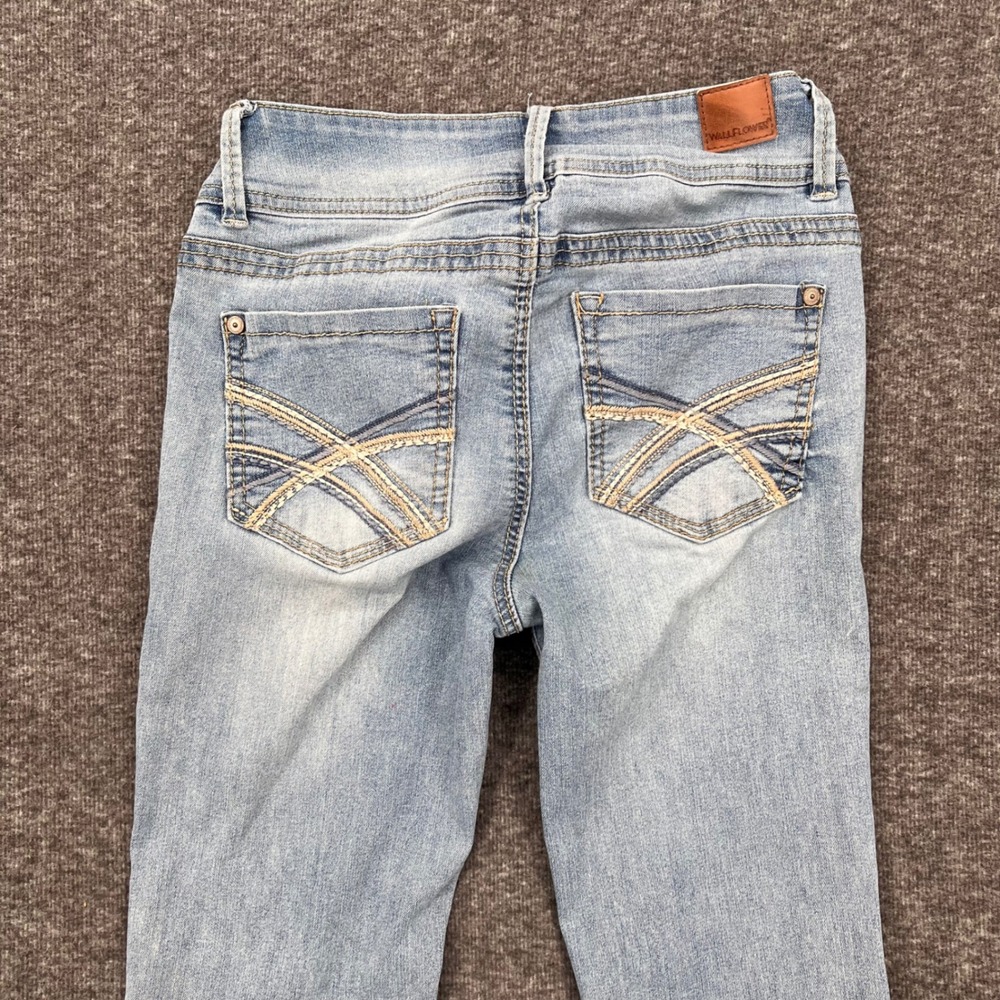 WallFlower Luscious Curvy Bootcut Jeans Light Embroidered Pockets Size 1  Women - Picture 7 of 11